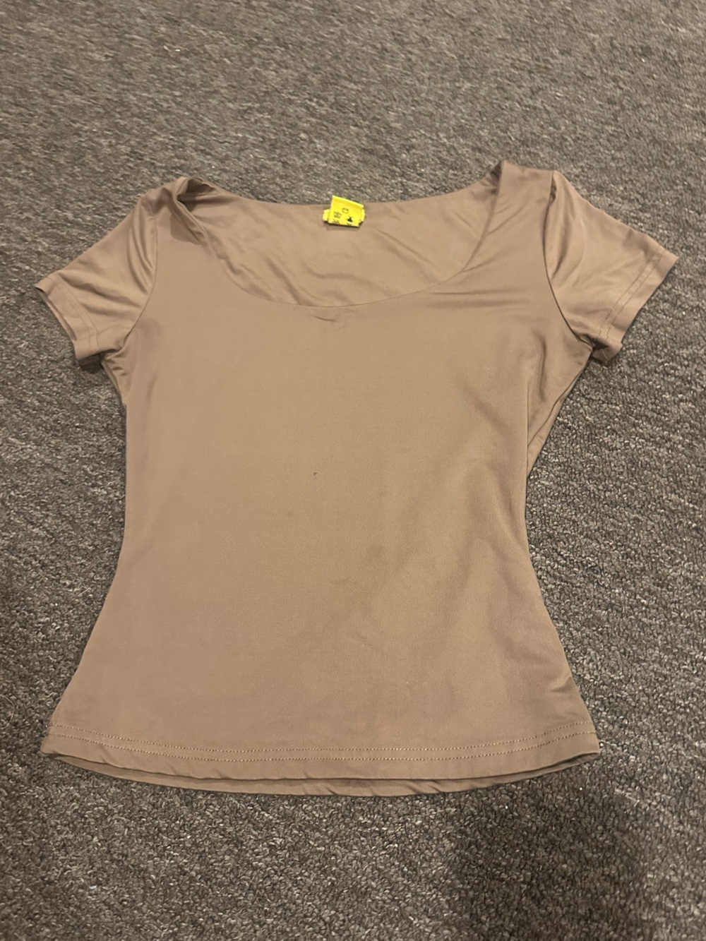 EUC Daisy S Women’s Scoop Neck Short Sleeve Top in Taupe